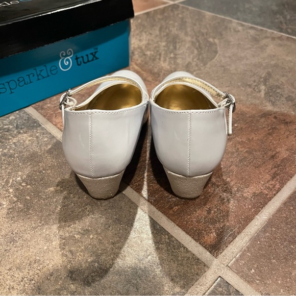 BUNDLE Girls white dress shoes with 2 pairs of socks and box - Picture 6 of 13